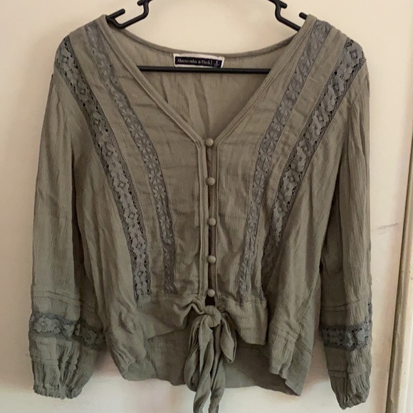 Small Abercrombie & Fitch Top - Picture 2 of 4